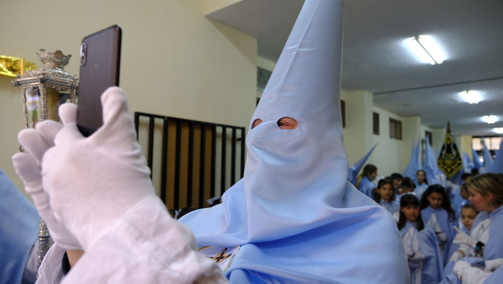 La Procesión de Los Ángeles de sobrepuso a la lluvia, en imágenes