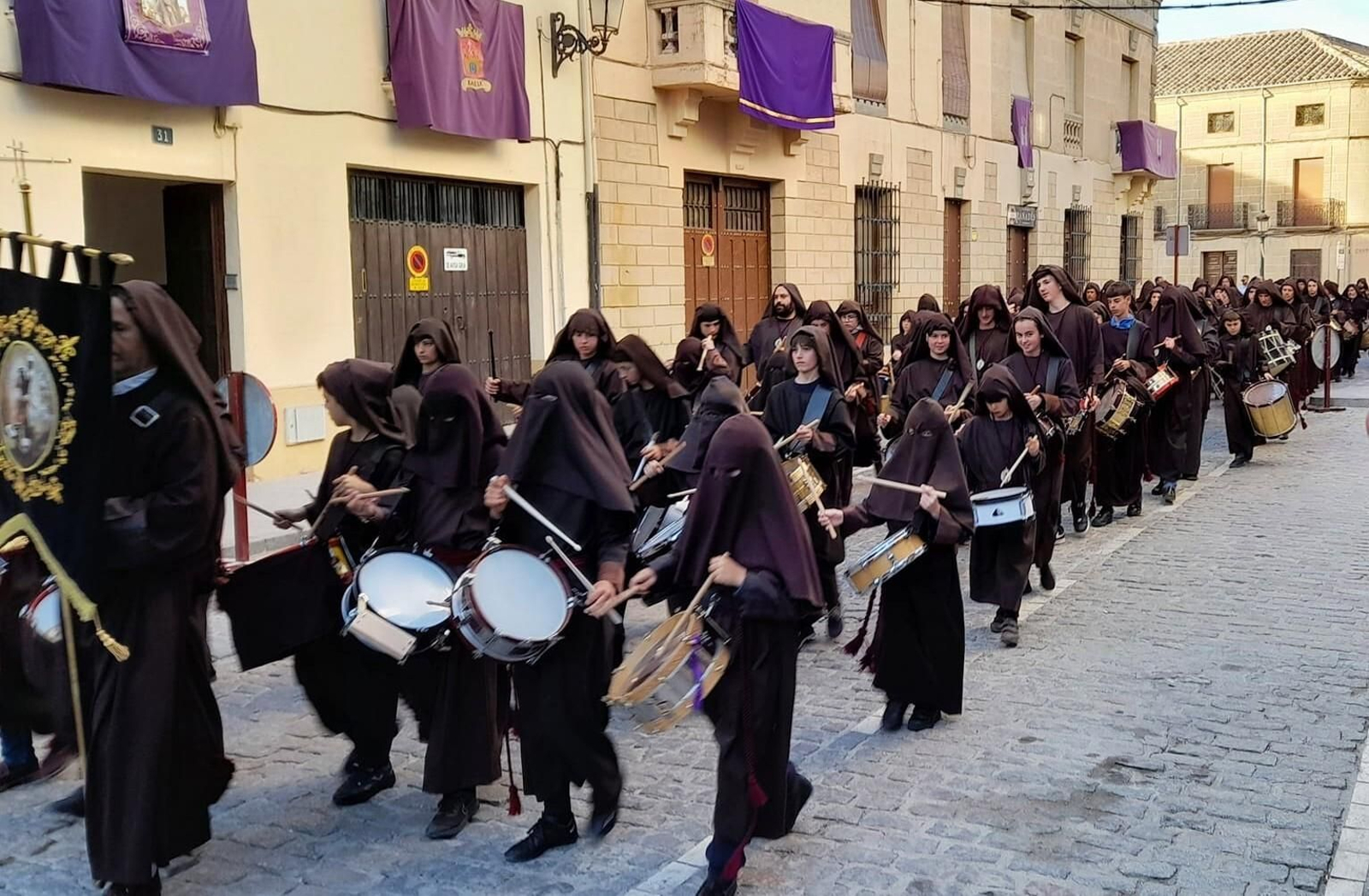 Mayores y pequeños se unen en una tarde especial al ritmo de la percusión callejera.