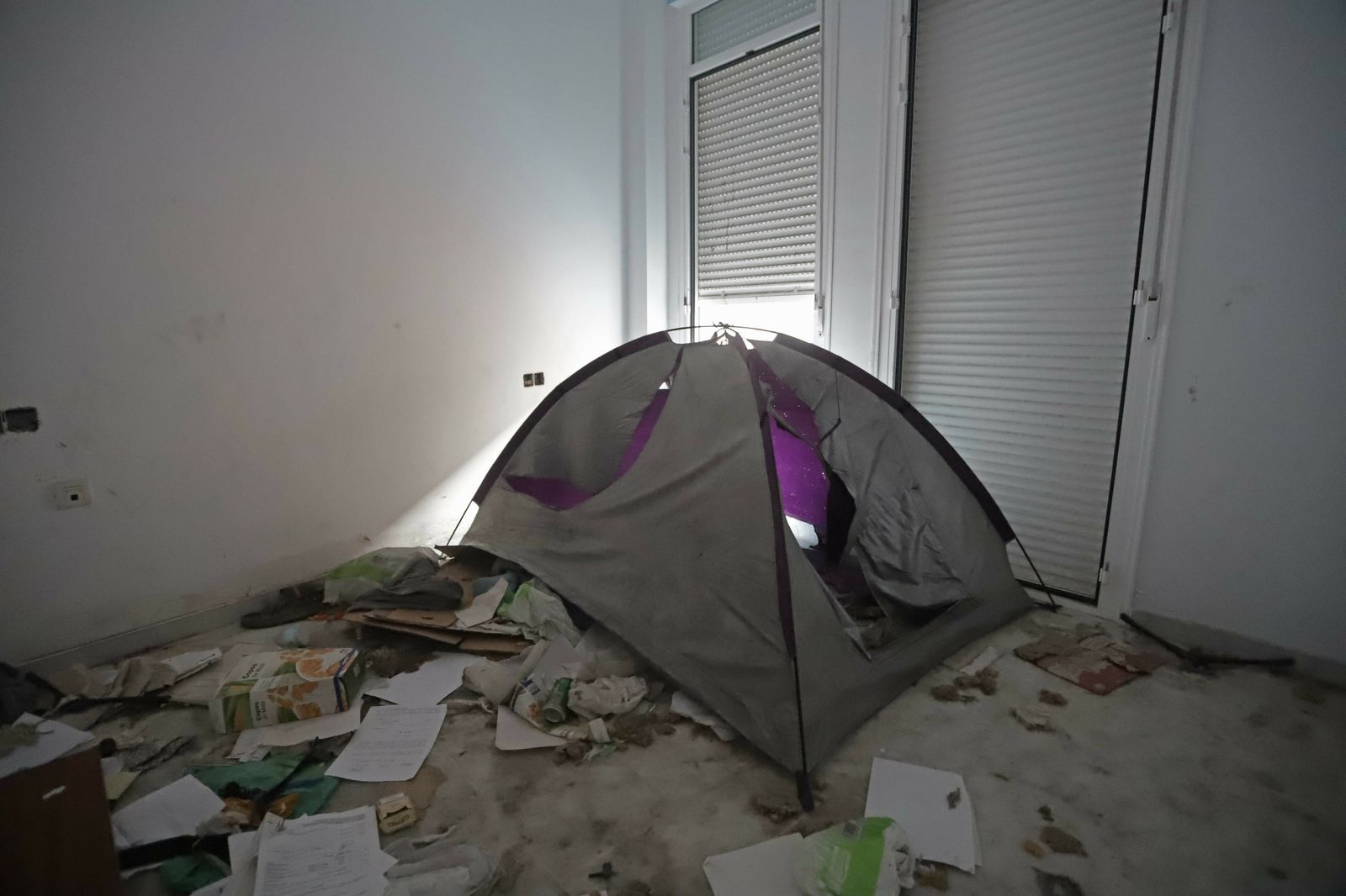 Una habitación del edificio con okupas de Cánovas del Castillo.