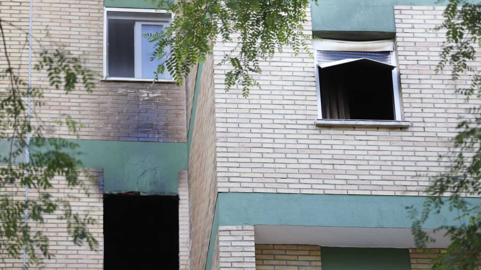 Vivienda incendiada en un bloque de la calle Isla Cristina.