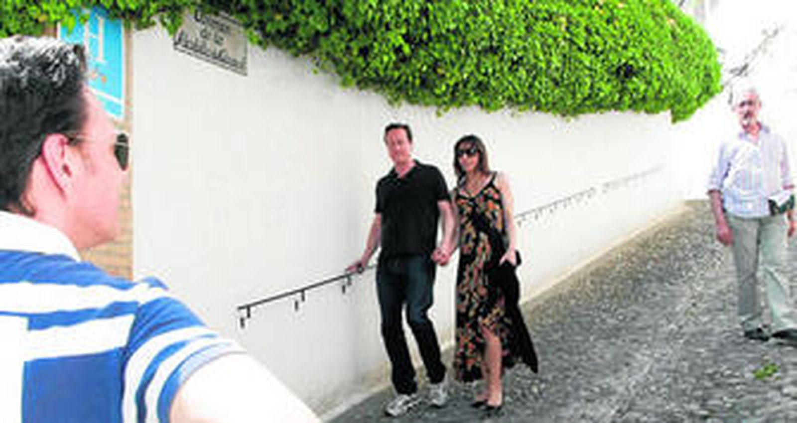 El matrimonio Cameron llega al hotel donde se hospeda en Granada, en el barrio del Realejo, tras visitar el Albaicín, donde almorzó.