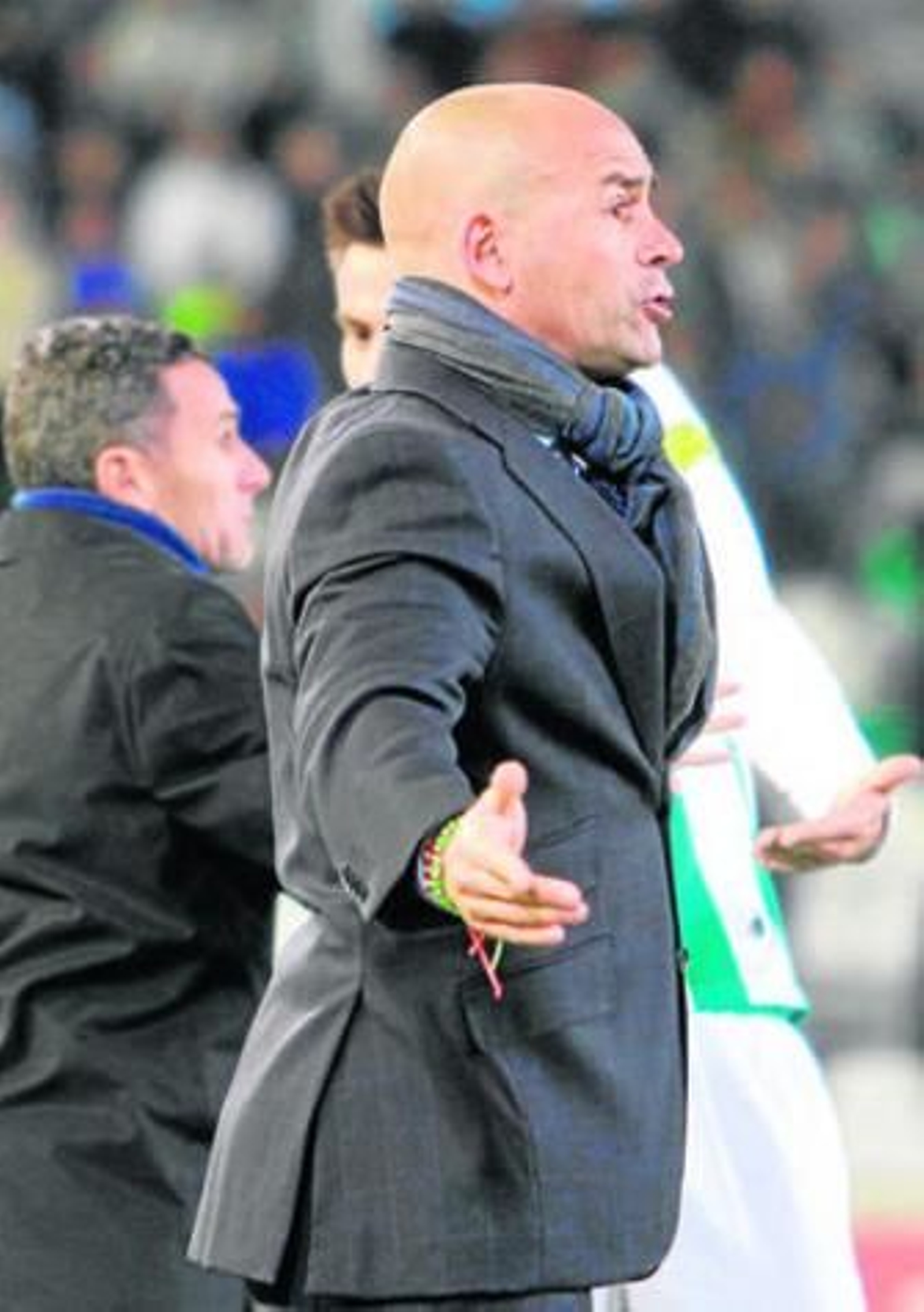 Paco Jémez gesticula mientras su segundo, Rafa Reyes, da instrucciones a David Prieto.