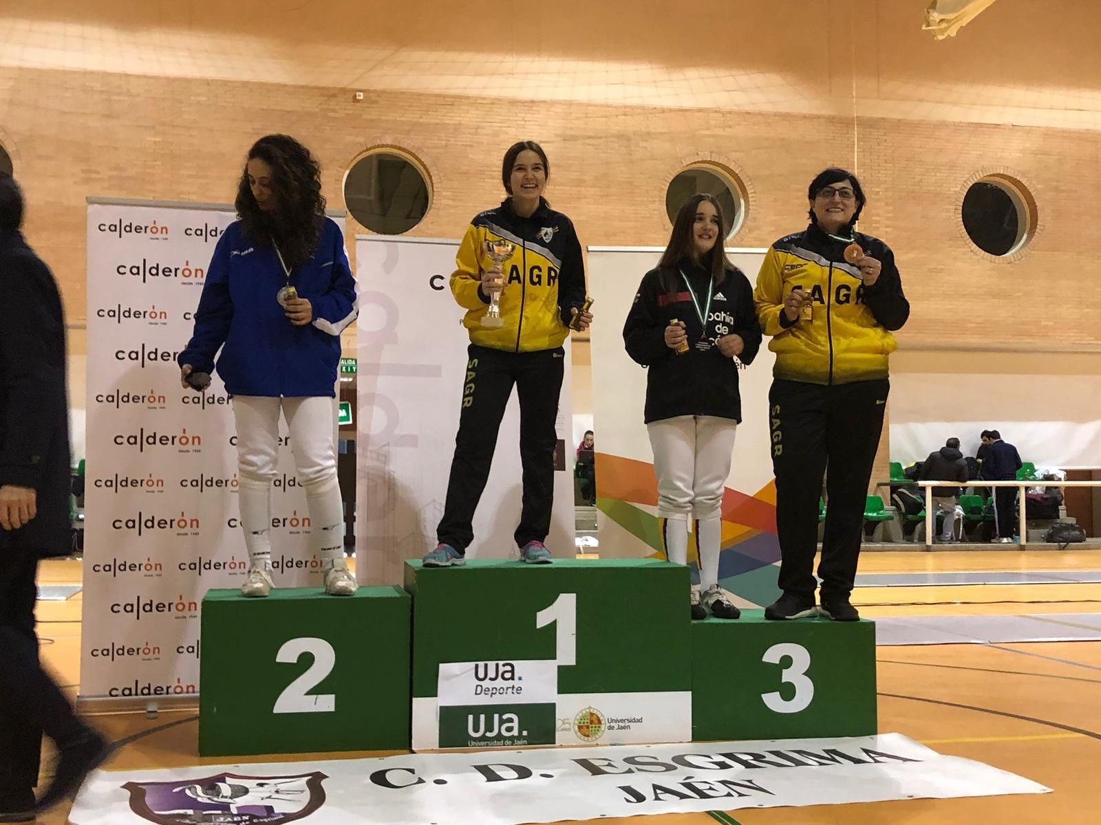 Carmen Ortega (centro) e Isabel Vázquez (derecha), en el podio Absoluto.