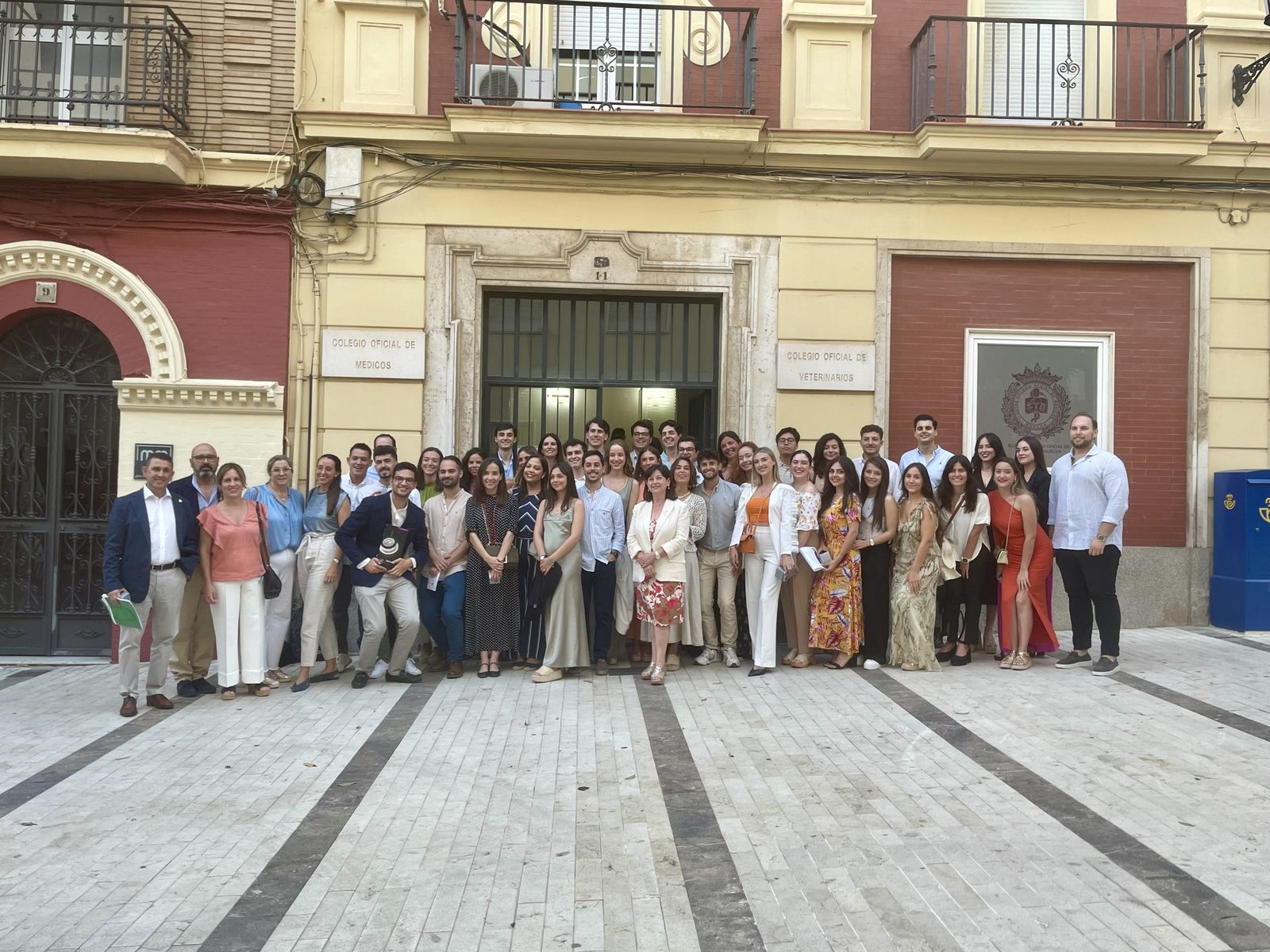 MIR a las puertas del Colegio de Médicos.