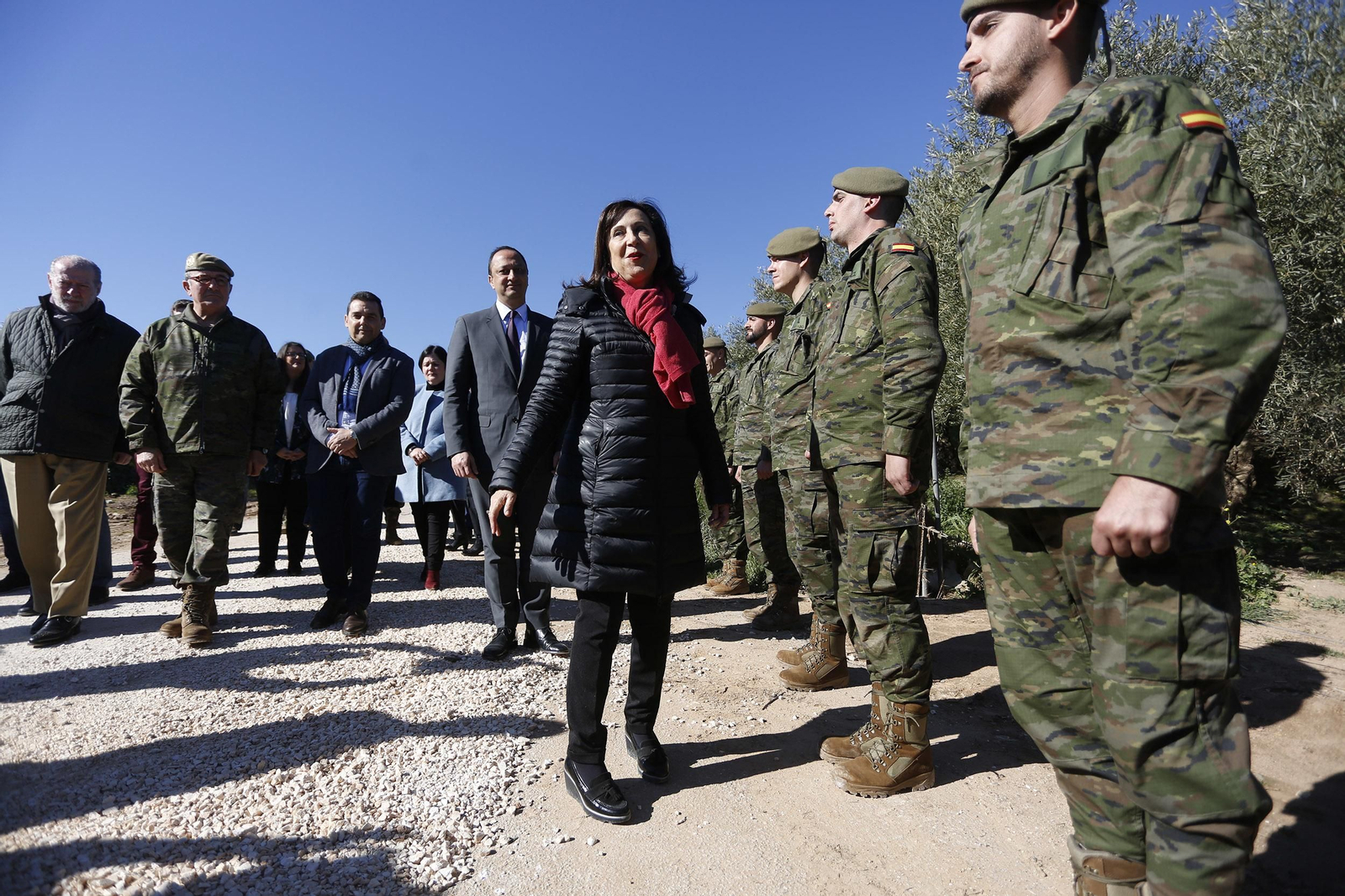 La visita de la ministra de Defensa a los puentes de Casariche y El Rubio, en imágenes
