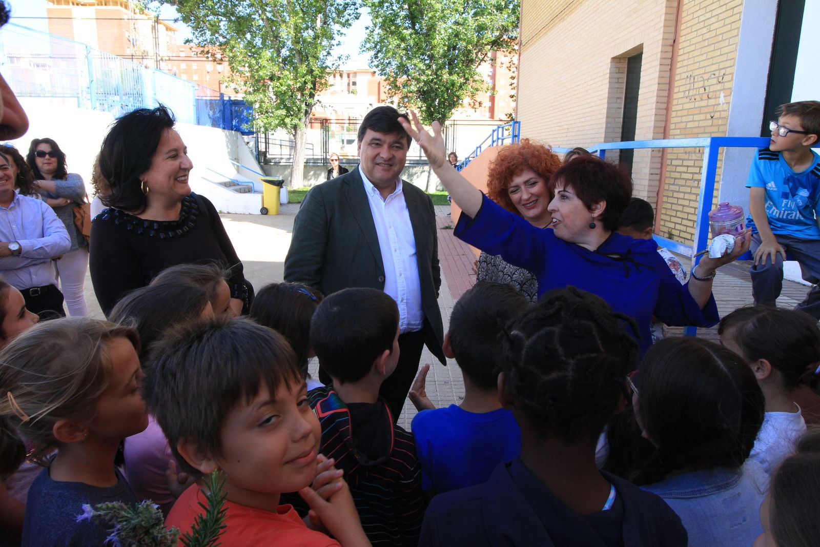 Imágenes de la plantación de árboles llevada a cabo en el colegio Los Rosales, con motivo del incendio del año pasado