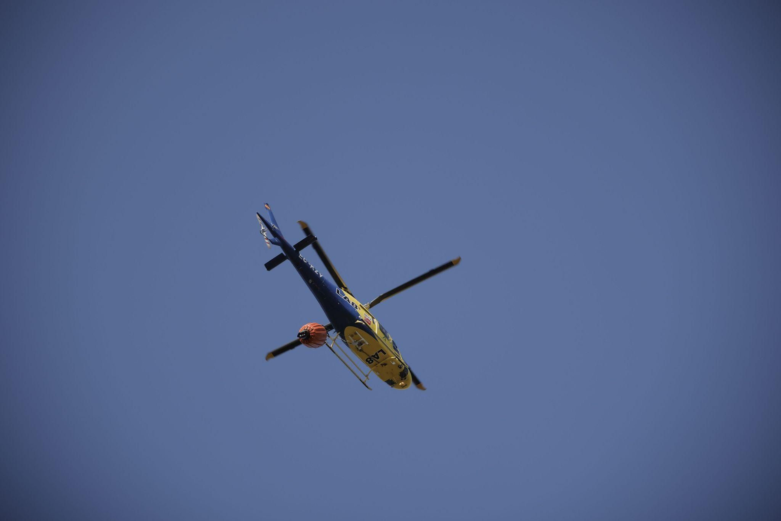 Las imágenes del incendio en Bonares en el que actúan cerca de 20 medios aéreos