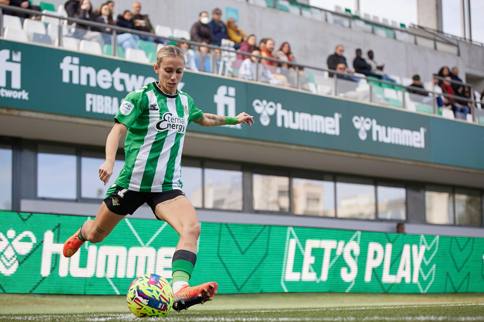 Ángela Sosa bota un córner en la Ciudad Deportiva Luis del Sol.