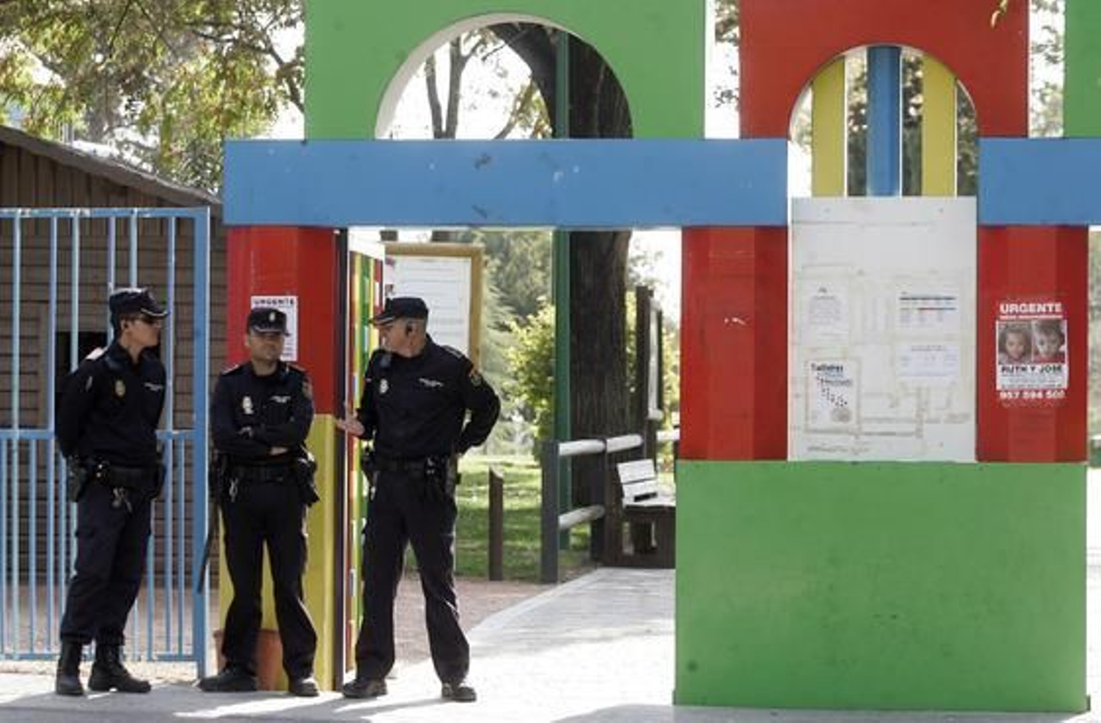 Policías apostados en la entrada del parque Cruz Conde.
