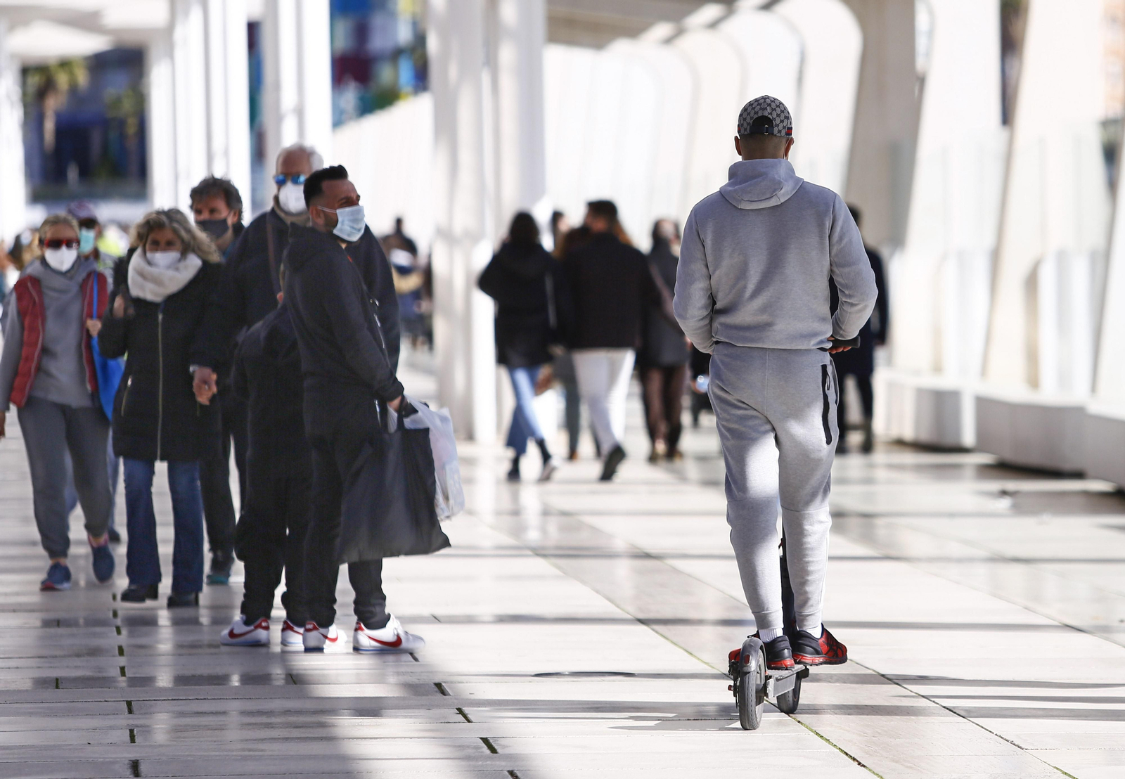 Un usuario de patinete eléctrico circula por el Palmeral de las Sorpresas, un espacio peatonal. Un usuario de patinete eléctrico circula por el Palmeral de las Sorpresas, un espacio peatonal.