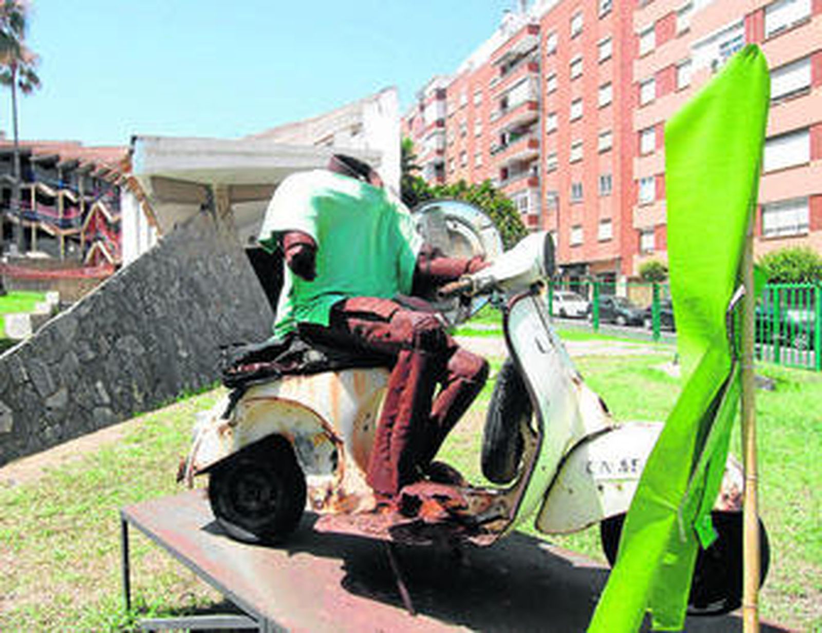 Imagen tomada ayer de la escultura del Quijote, sin cabeza, sin brazo derecho ni lanza.