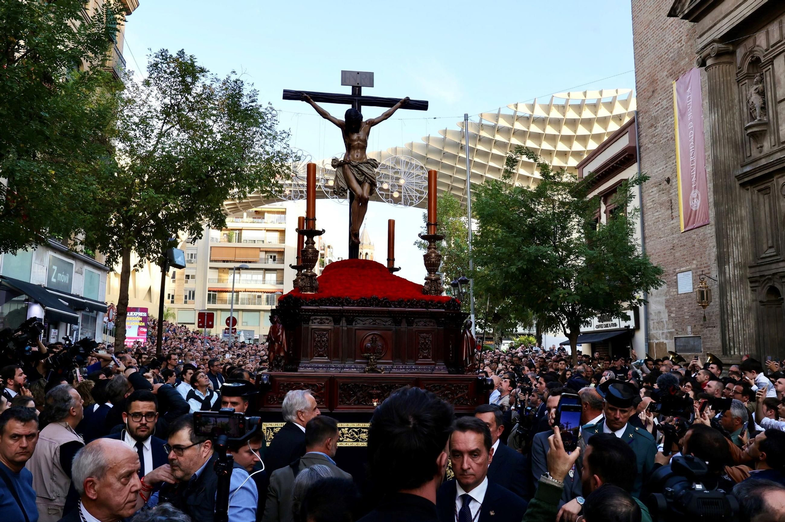El Cristo de la Buena Muerte con las setas de fondo tras salir de la Anunciación.