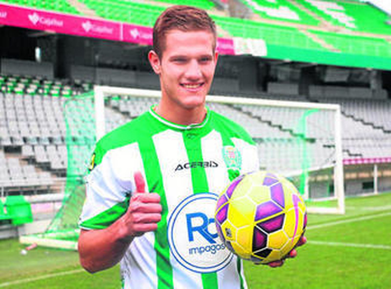Bruno Zuculini, durante su presentación como jugador del Córdoba sobre el césped de El Arcángel.