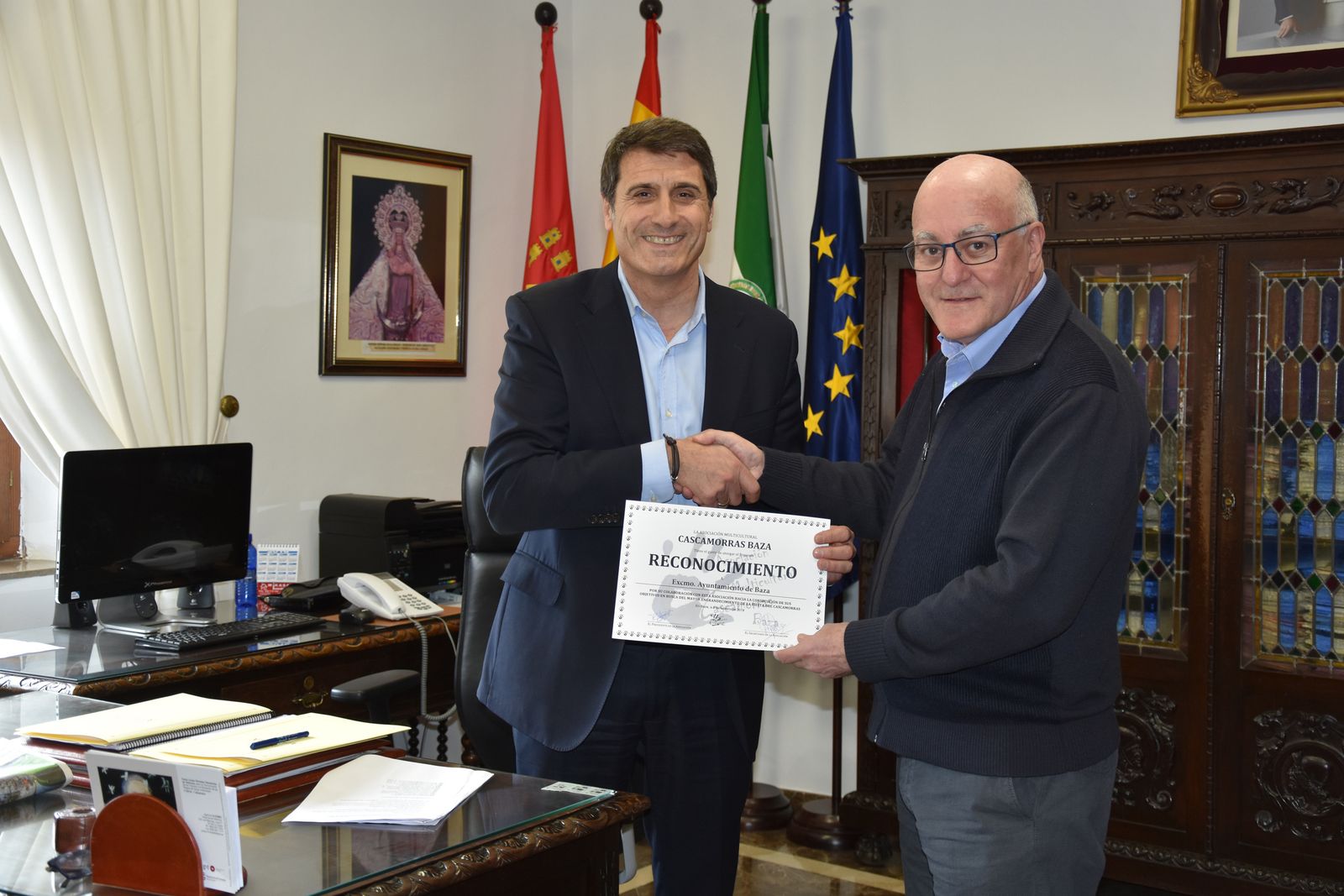 El alcalde, Pedro Fernández, y el presidente del colectivo, Ricardo Cañabate.