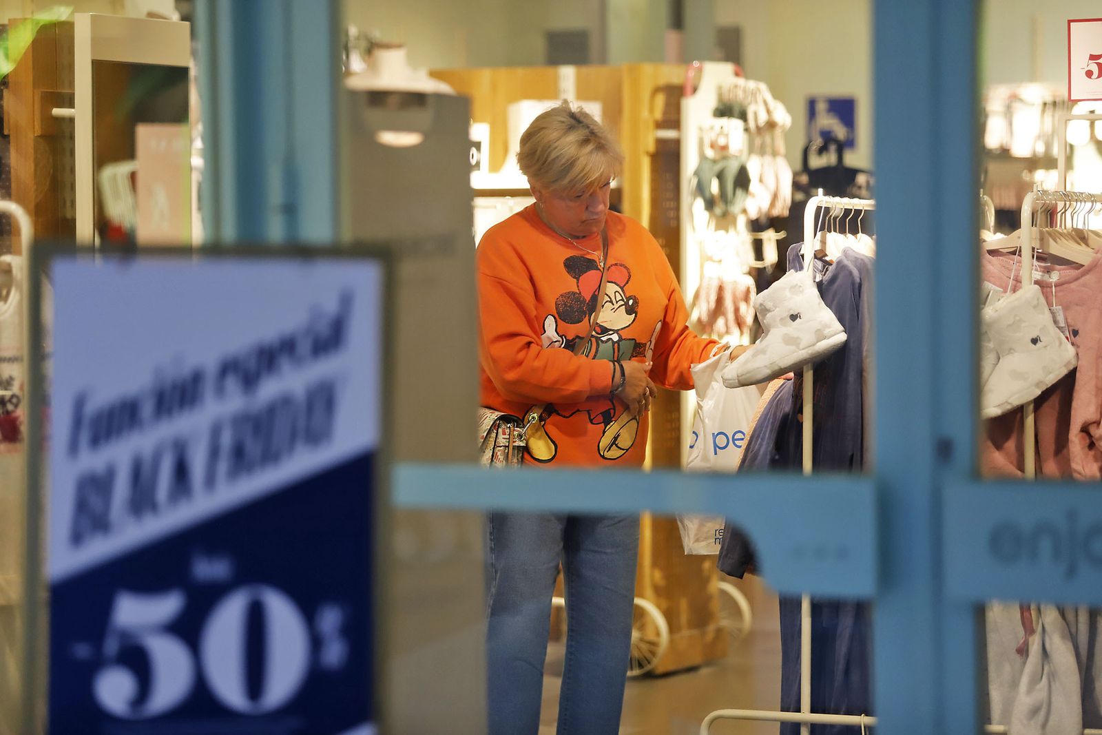 Ambiente en las calles del centro de Huelva con el Black Friday