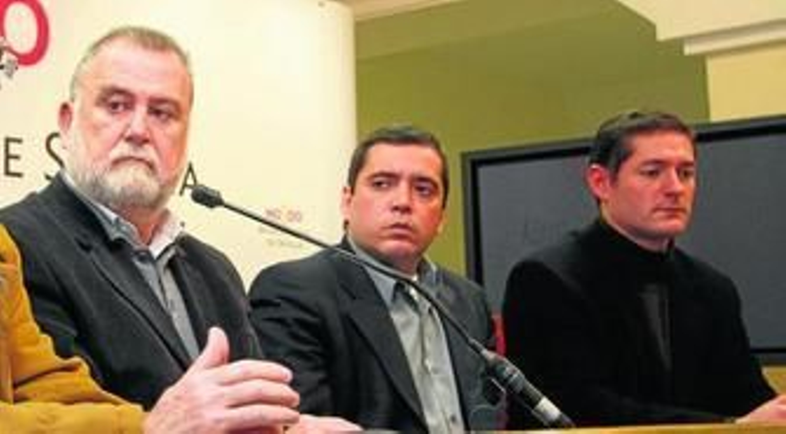 Los concejales de IU Antonio Rodrigo Torrijos y Carlos Vázquez, junto con el ex gerente de la Fundación DeSevilla Miguel López Adán.