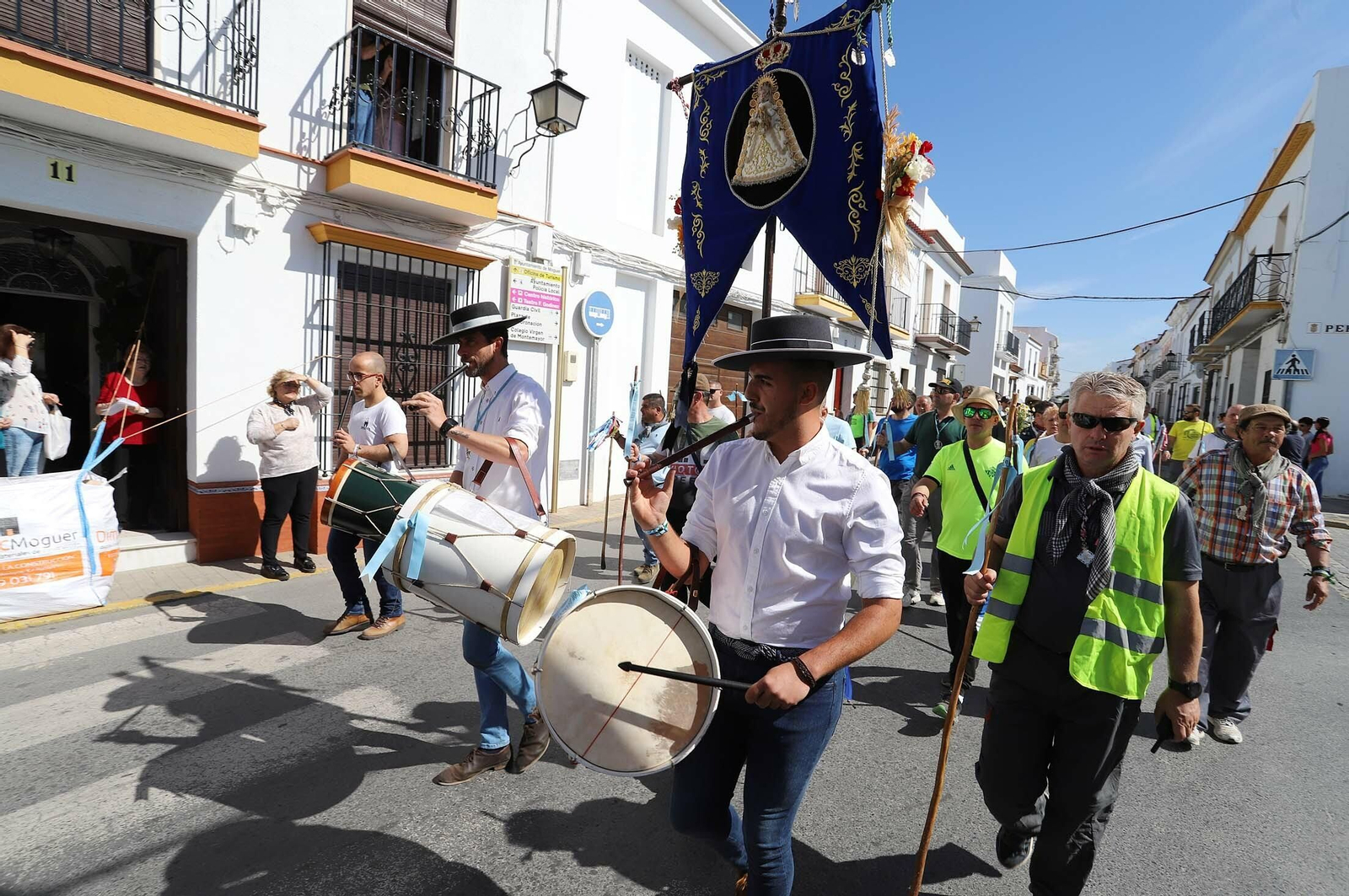 Imágenes de los presos de la cárcel de Huelva en su camino hacia El Rocío