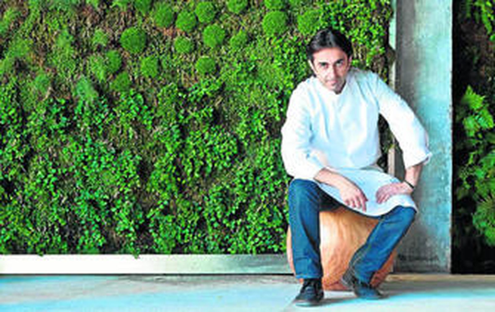 El cocinero José Carlos García, junto al jardín vertical que decora su restaurante.