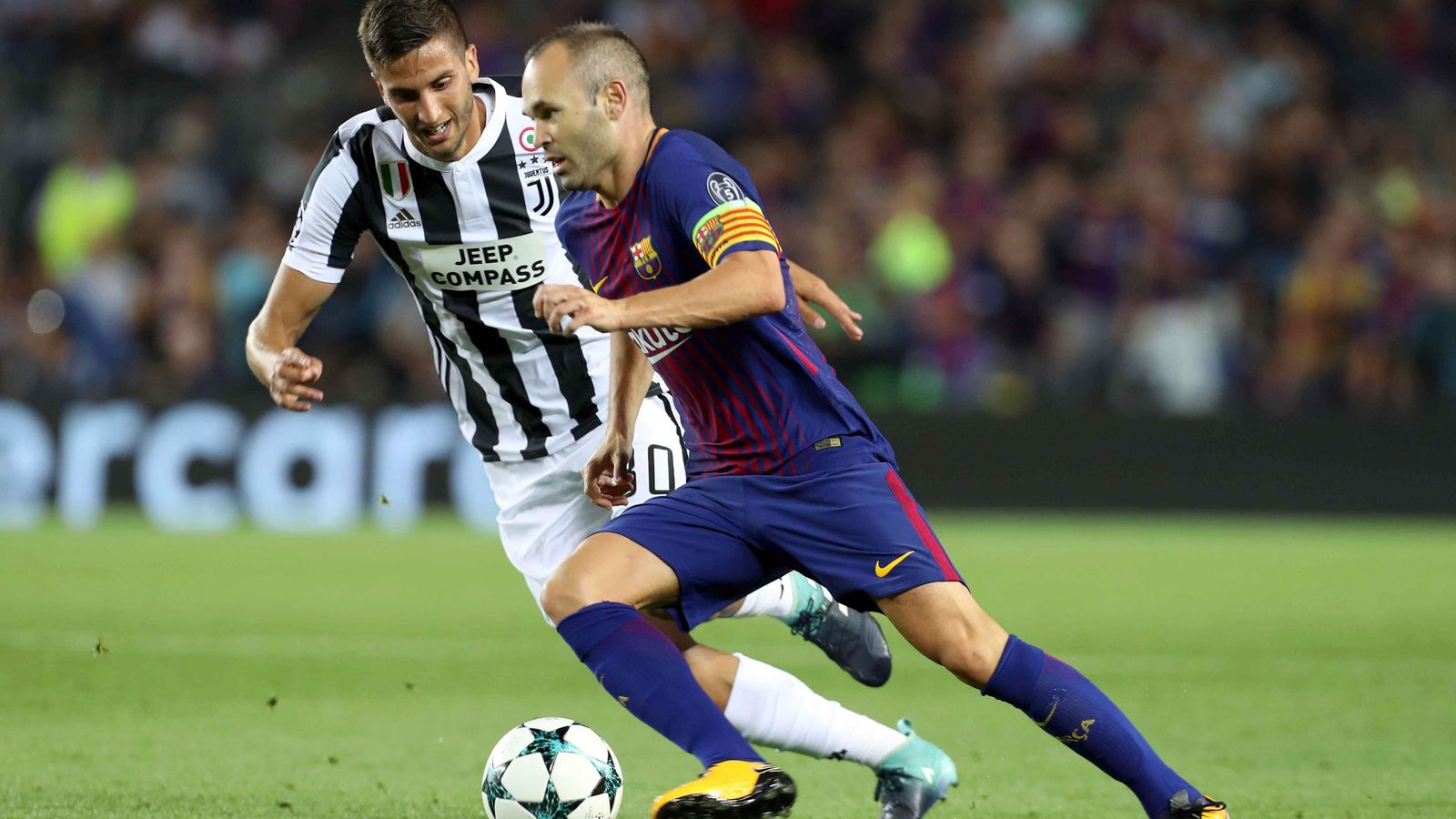 Iniesta conduce una pelota.