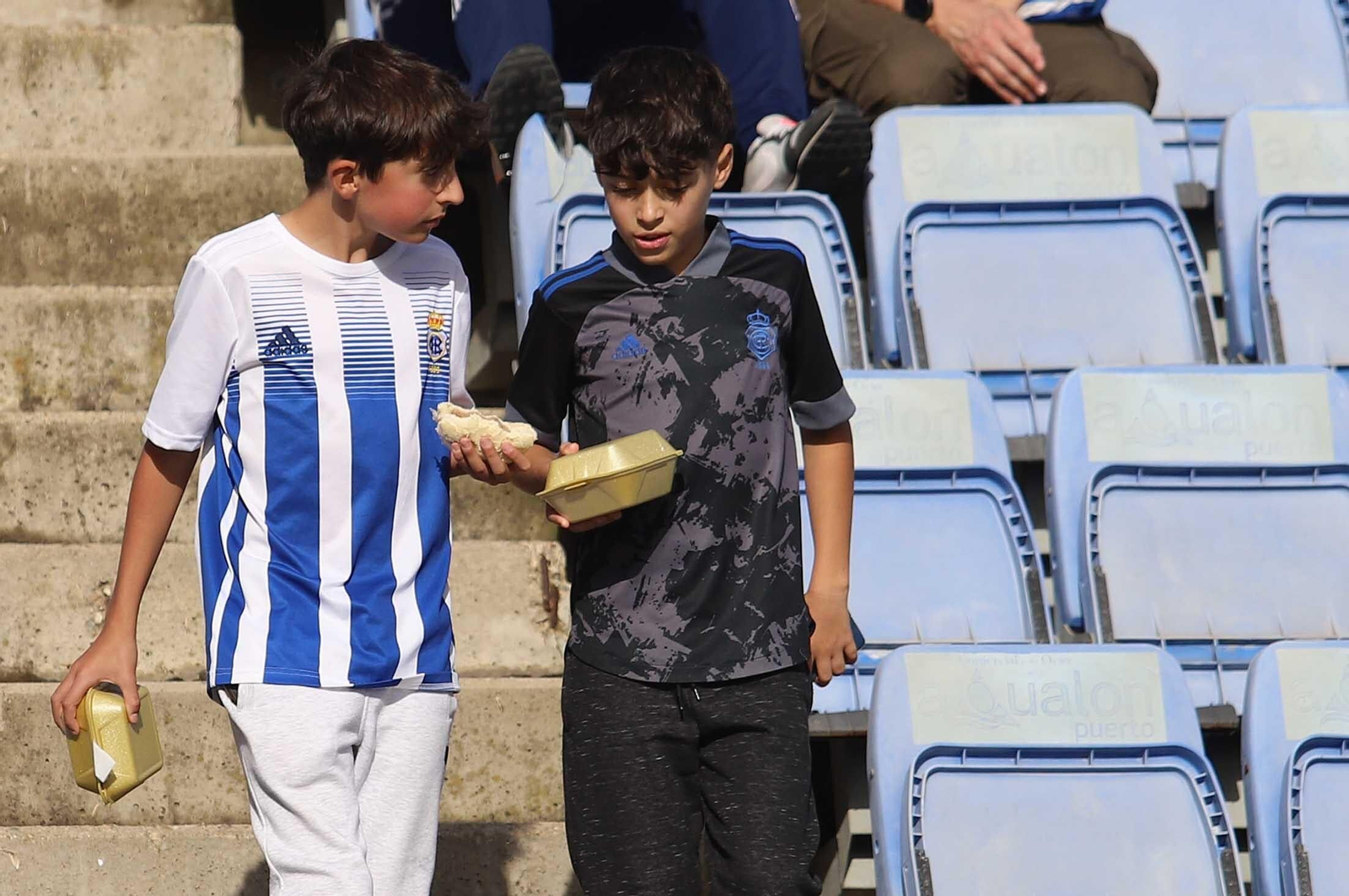 Imágenes del ambiente en las gradas del Nuevo Colombino durante el Recre-Vélez