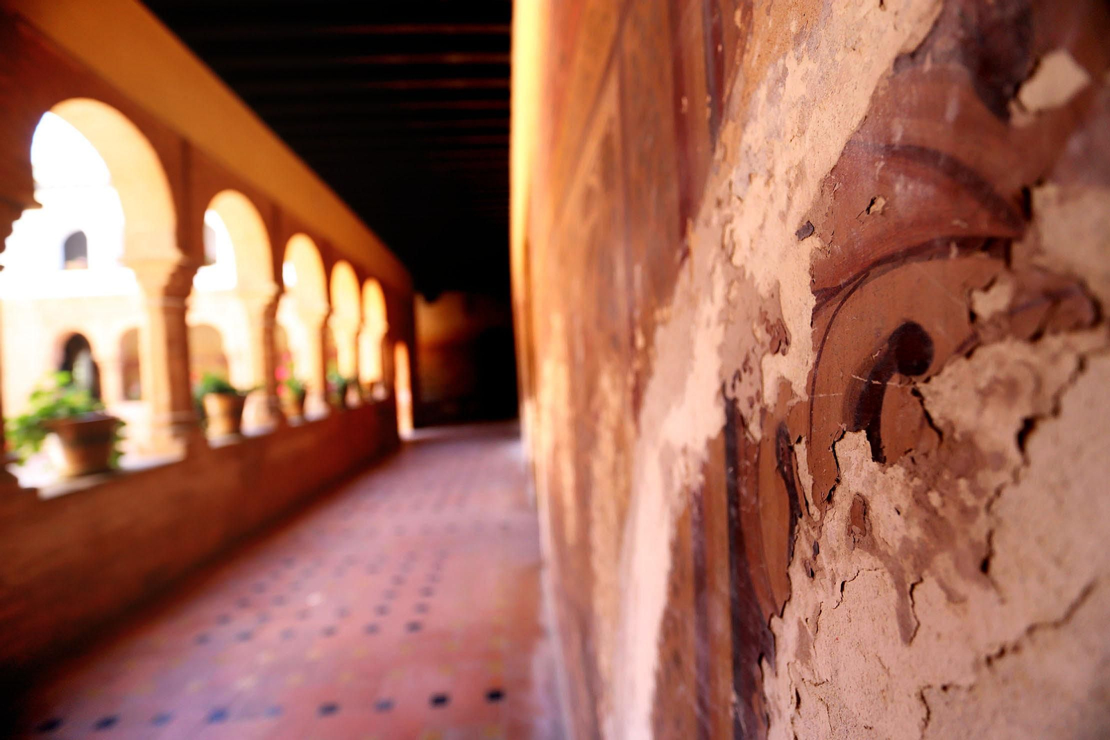 Estado de deterioro en el que se encuentra las pinturas murales del patio mudéjar de La Rábida.