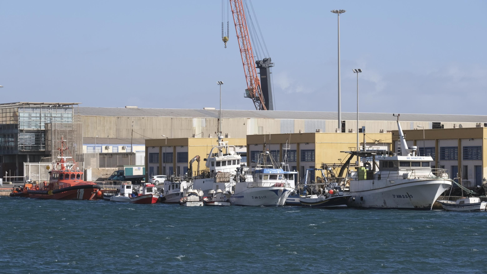Temporal de viento y flota pesquera amarrada, en Almería
