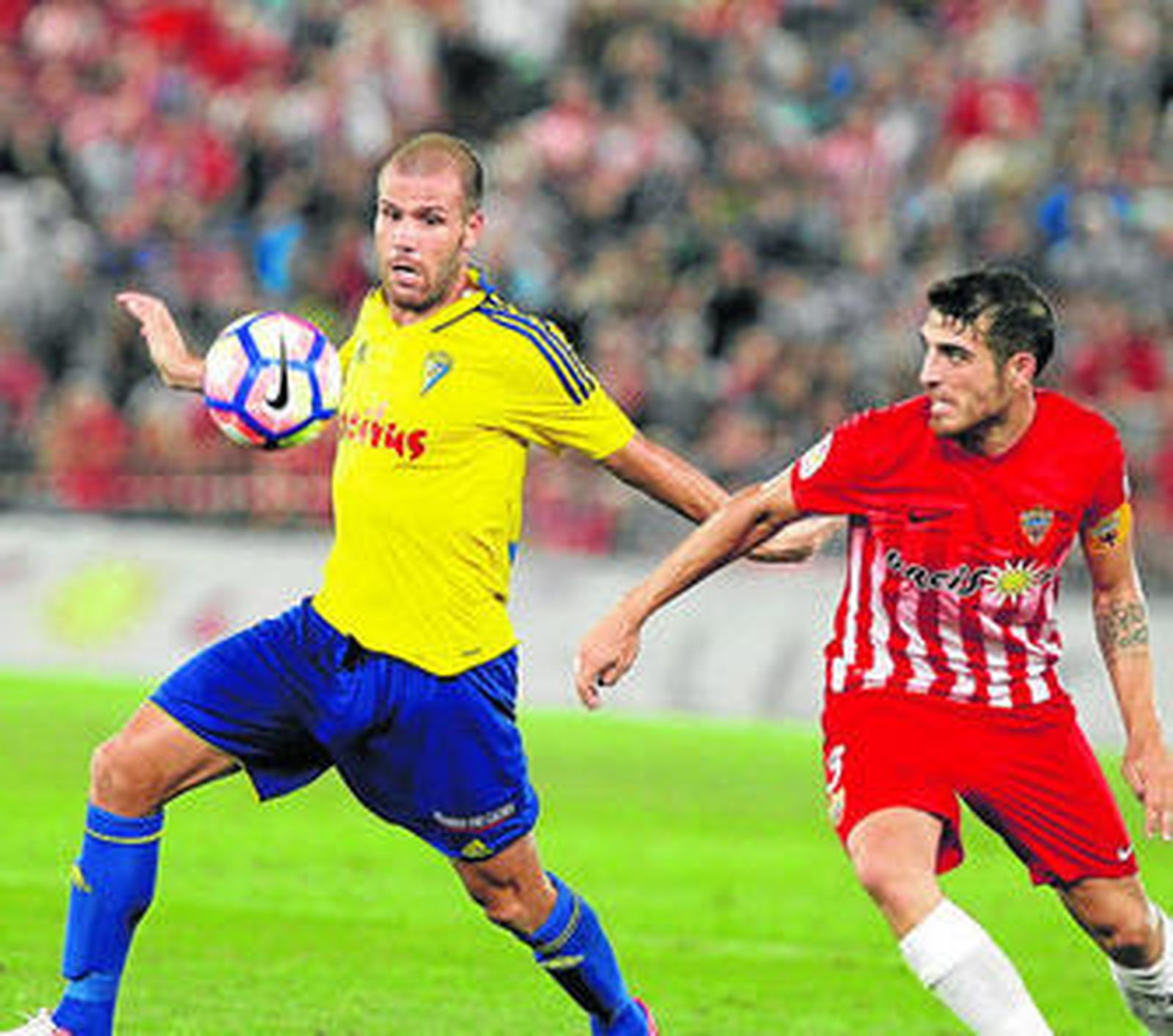 Ortuño (i) no pierde de vista el balón en un lance del encuentro contra el Almería.