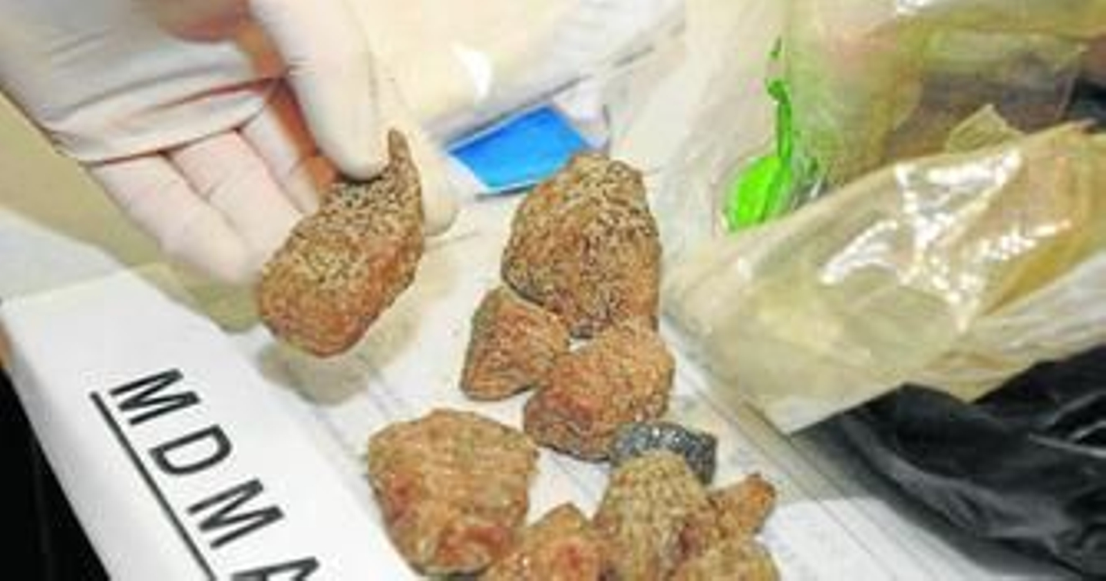 Un portavoz de la Guardia Civil muestra varias dosis de MDMA.