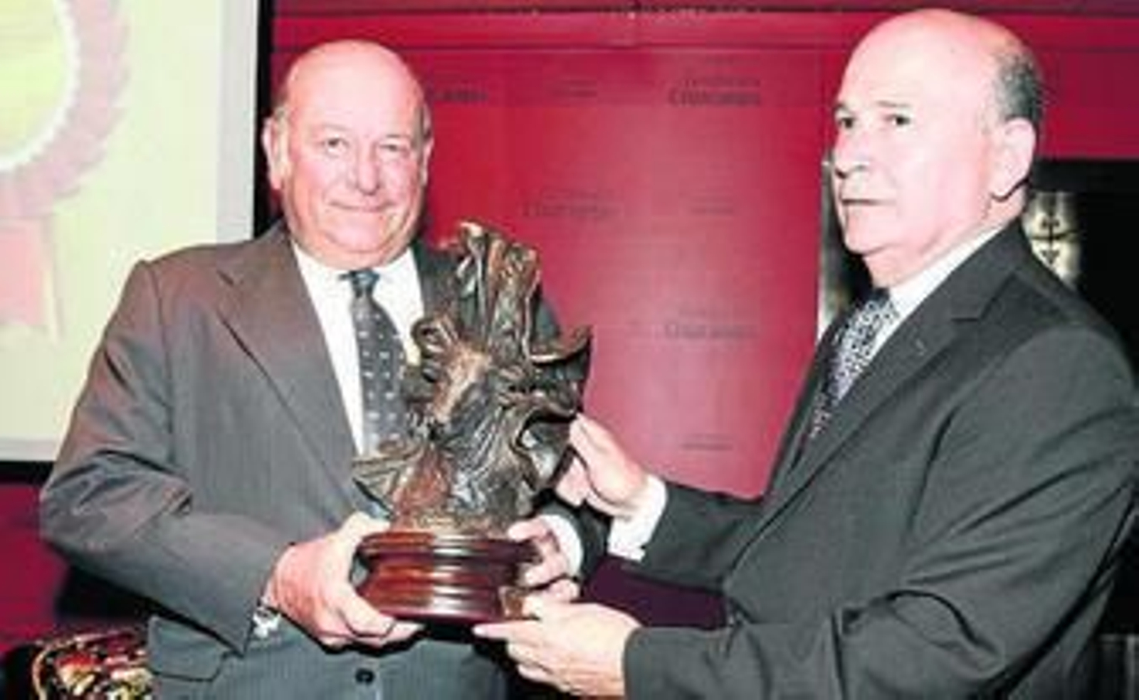 Á. Domecq recoge el trofeo de Cruzcampo, que le entrega J. Cuesta.