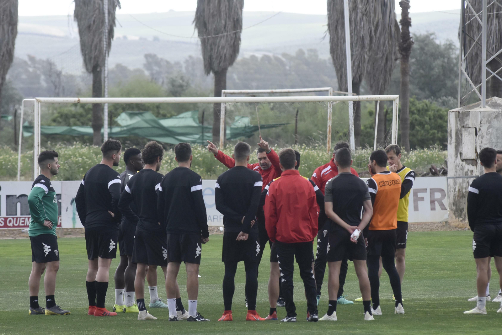 Rafa Navarro da instrucciones a sus jugadores, durante un entrenamiento en la Ciudad Deportiva.