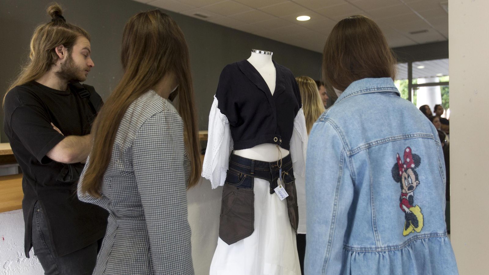 Tres alumnos admiran uno de los conjuntos de este Proyecto Corahe 2022.