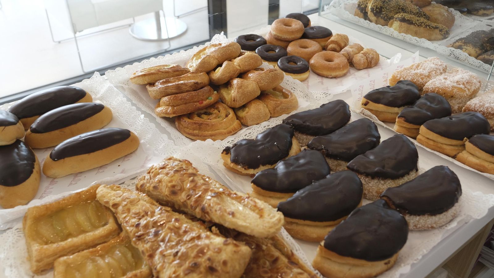 La amplia oferta de La Dulce Alianza se elabora diariamente en su obrador. La amplia oferta de La Dulce Alianza se elabora diariamente en su obrador.