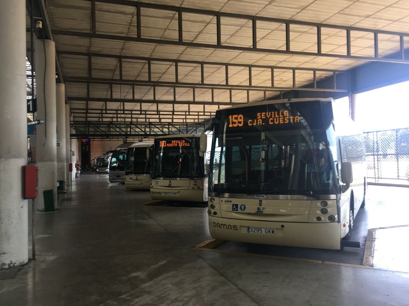 Autobuses de las líneas afectadas por el corte de la Cuesta del Caracol en la estación de Plaza de Armas.