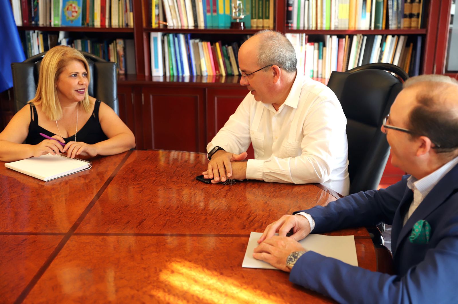 Mamen Sánchez con Javier Sánchez Rojas y Juan Núñez, ayer.
