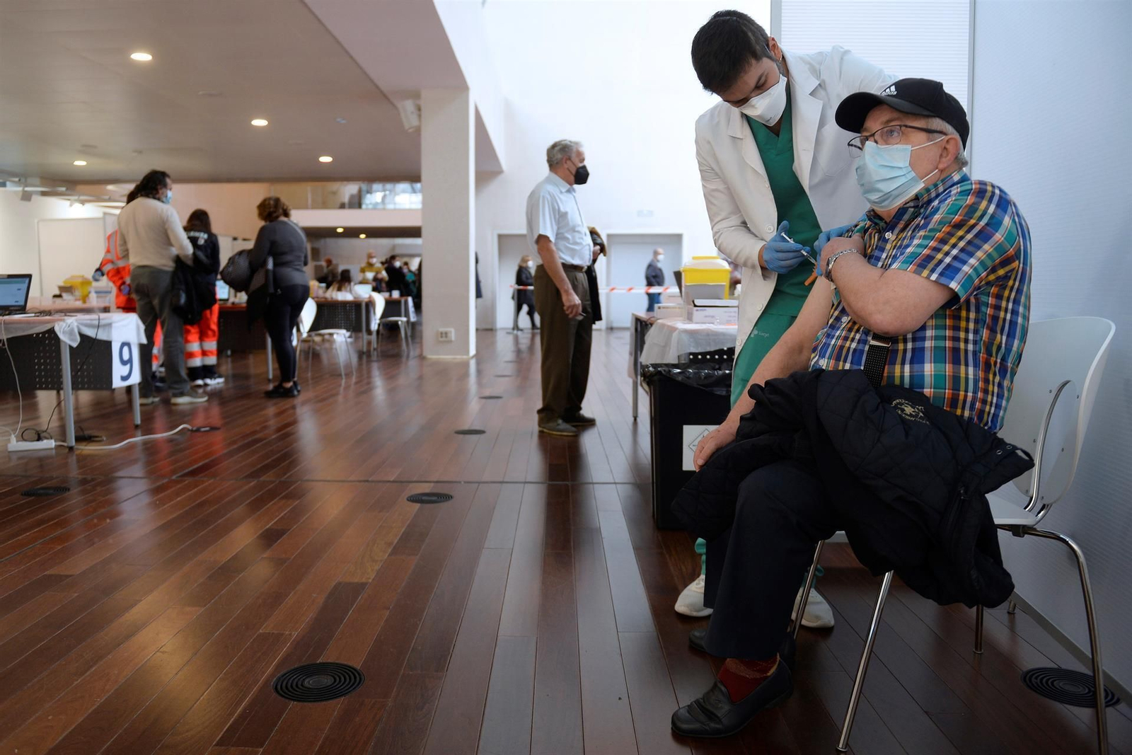 Un sanitario pone una vacuna contra la Covid-19.