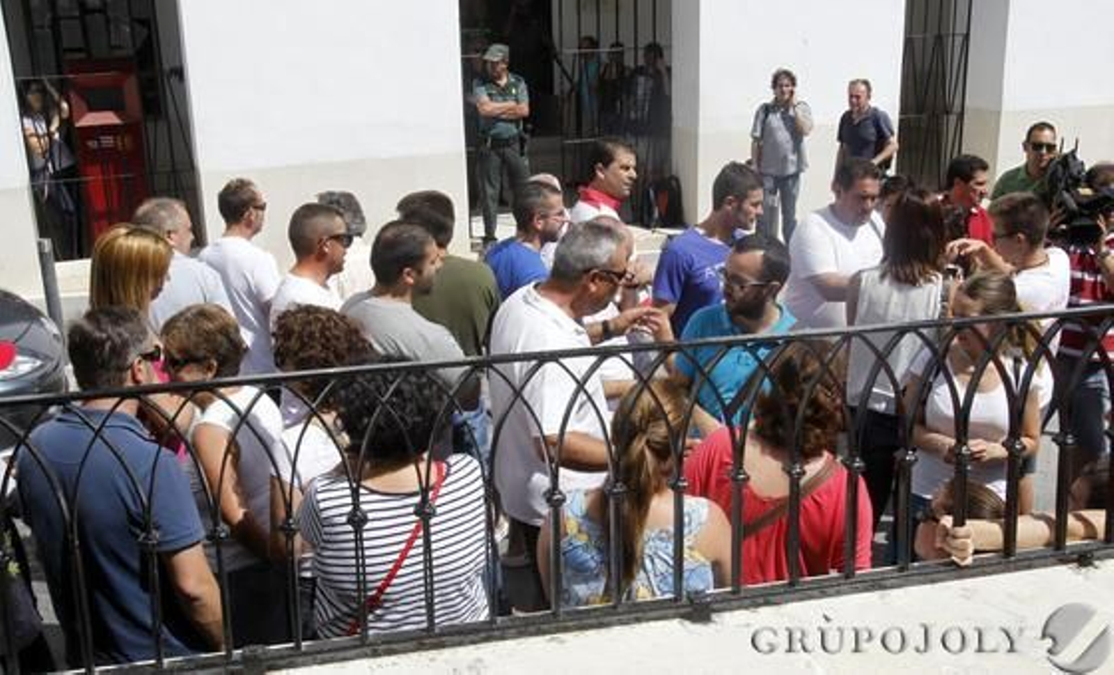 Los vecinos concentrados ante el consistorio vuelve a expresar su malestar por los robos. / Juan Carlos Muñoz