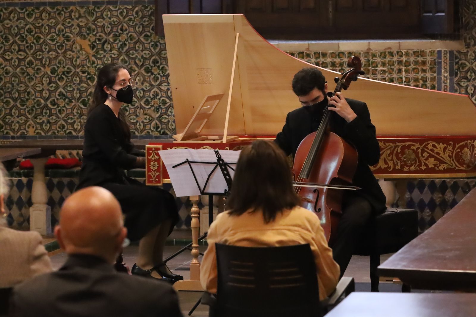 José Manuel Ramírez e Irene González en el refectorio de Santa Clara.