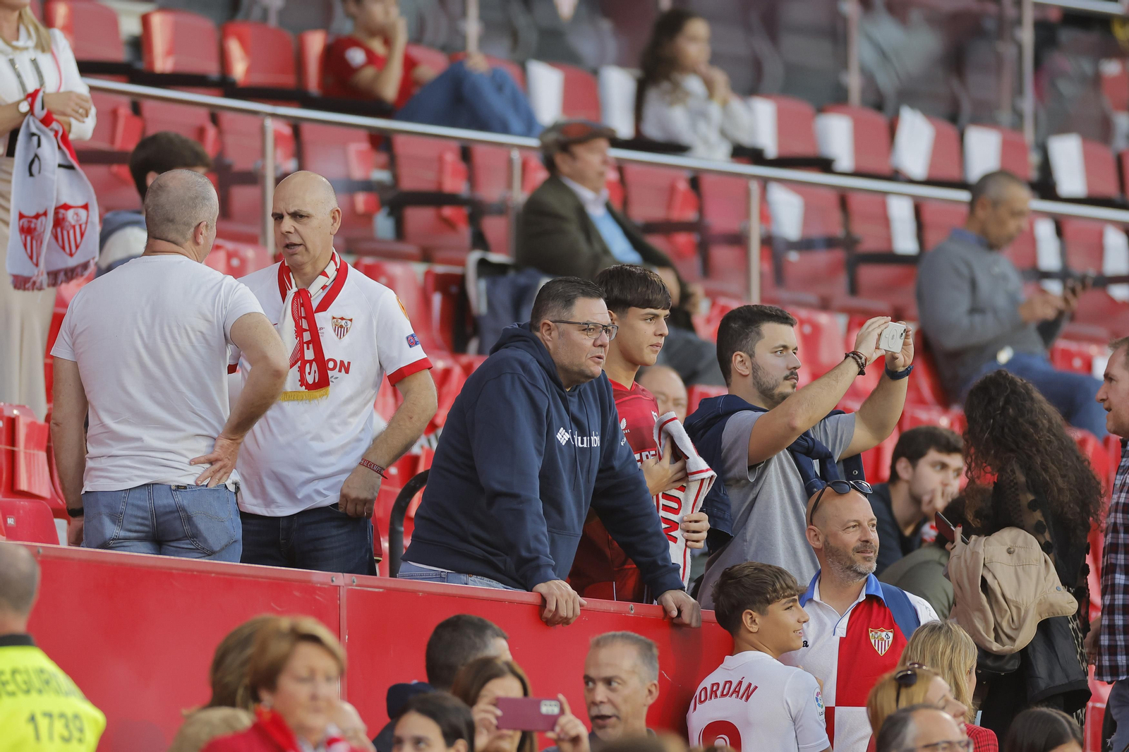 Búscate en las fotos del Sevilla-Betis