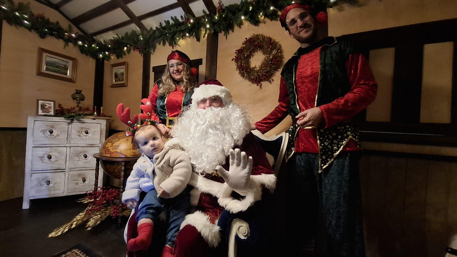 Un pequeño en la visita a la casa de Papá Noel de Puerto Real