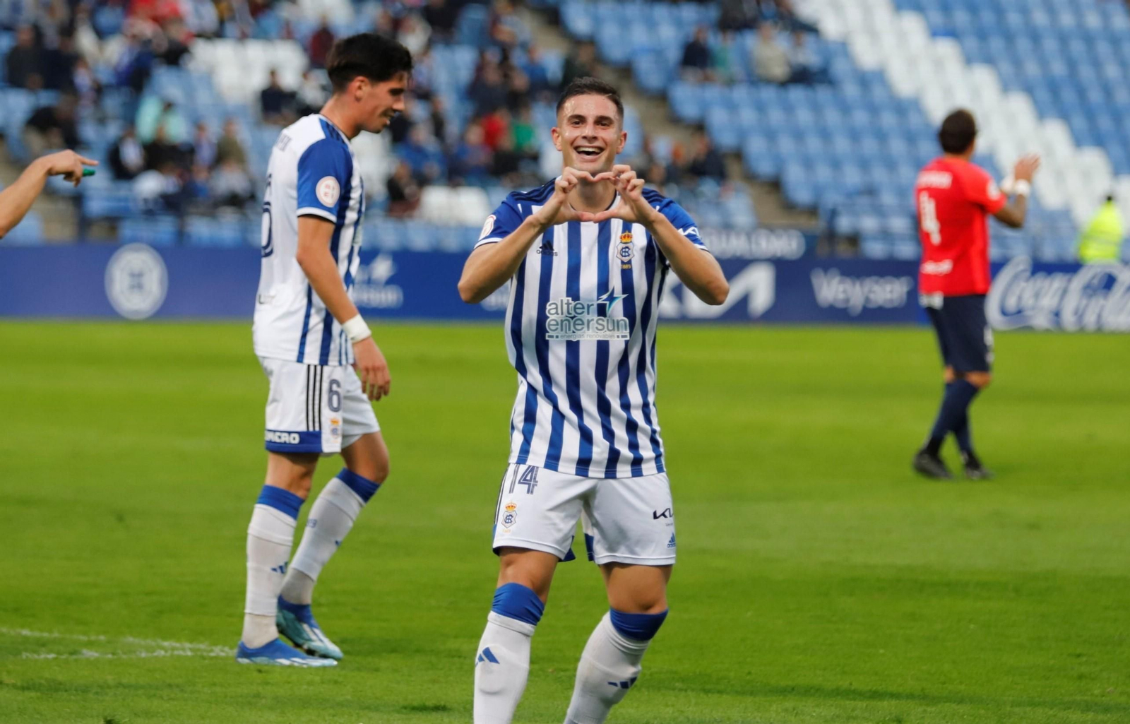 David del Pozo celebra su gol al San Fernando.