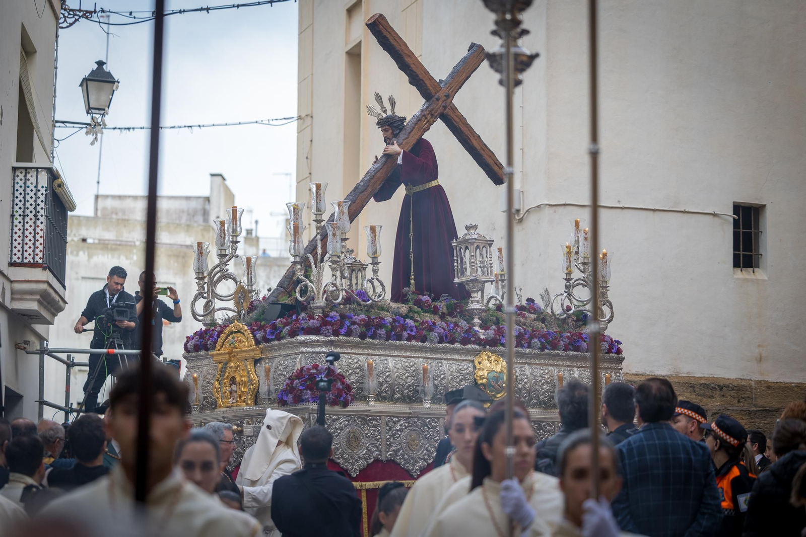 Las imágenes de la salida procesional del Nazareno de la Obediencia en la Semana Santa de Cádiz 2024