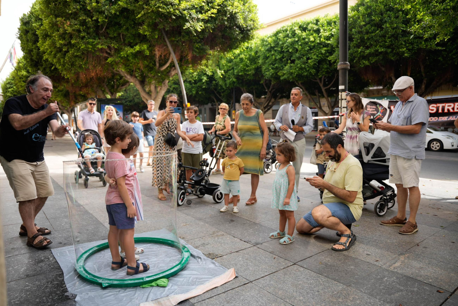 Las mejores imágenes del espectáculo de magia en la calle de la Feria de Almería