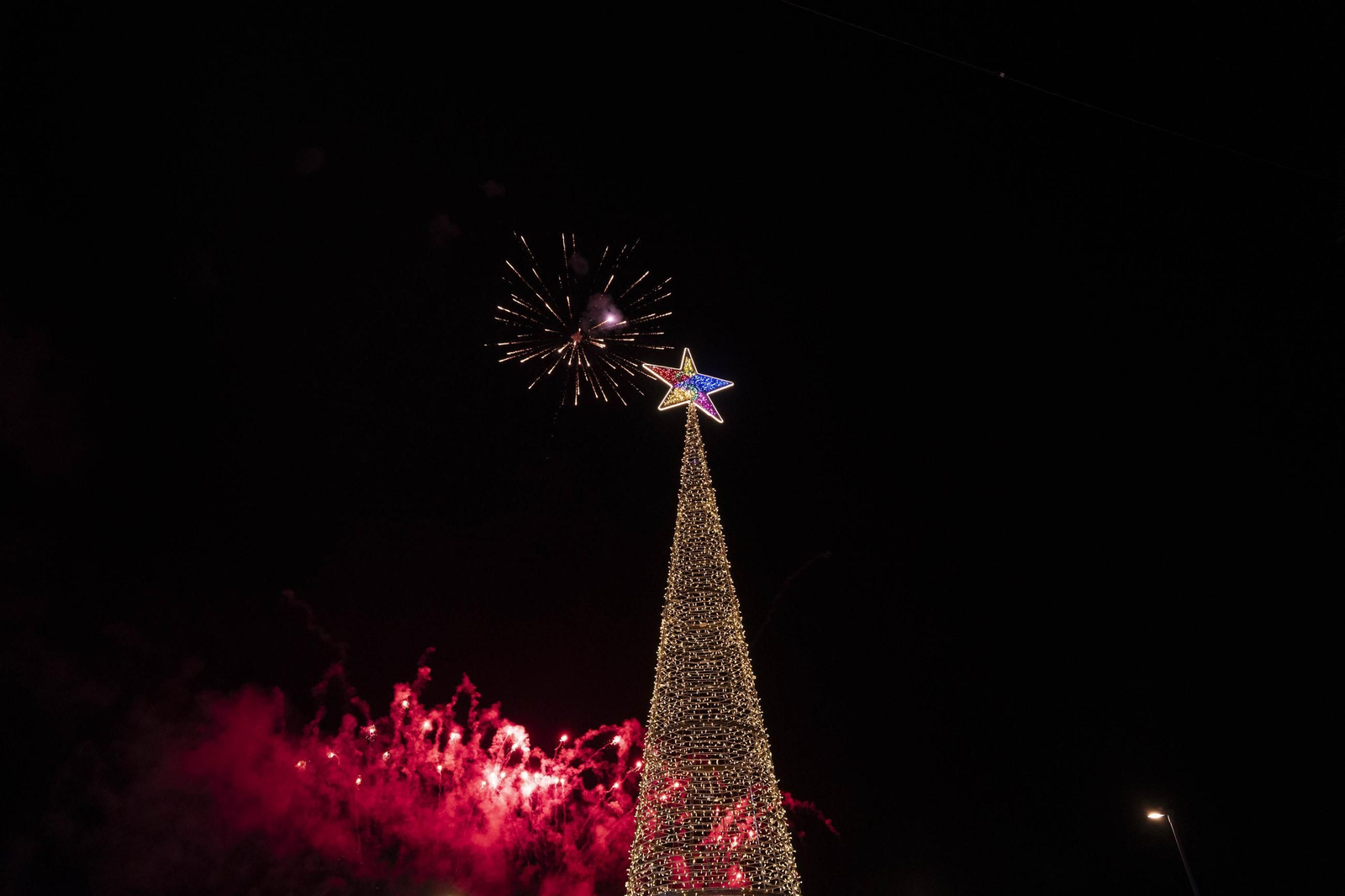 El encendido del alumbrado navideño del Hospital Universitario Torrecárdenas, en imágenes