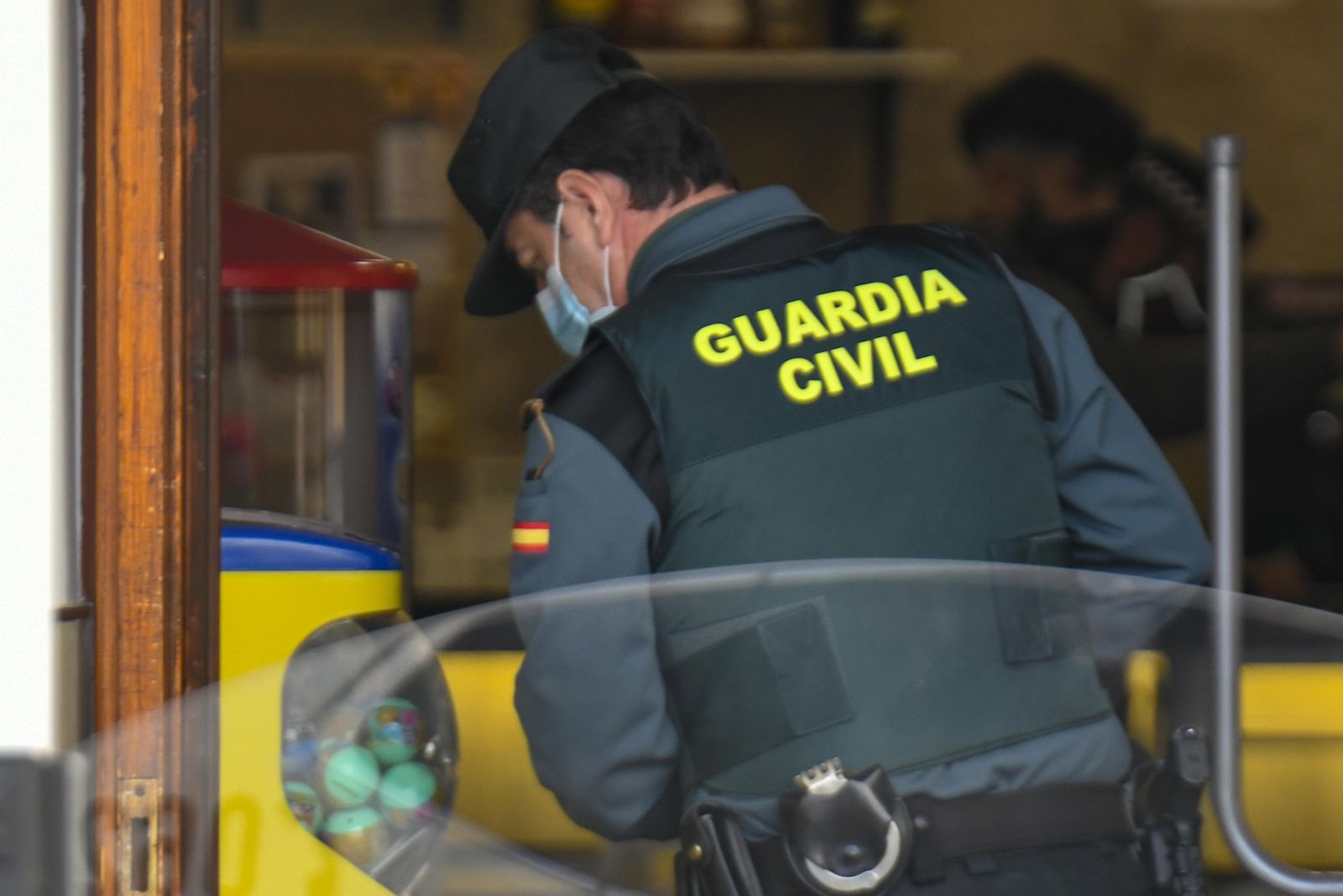 Fotos: Así ha sido la redada de la Policía Local y la Guardia Civil en un bar de Ogíjares que incumplía las restricciones