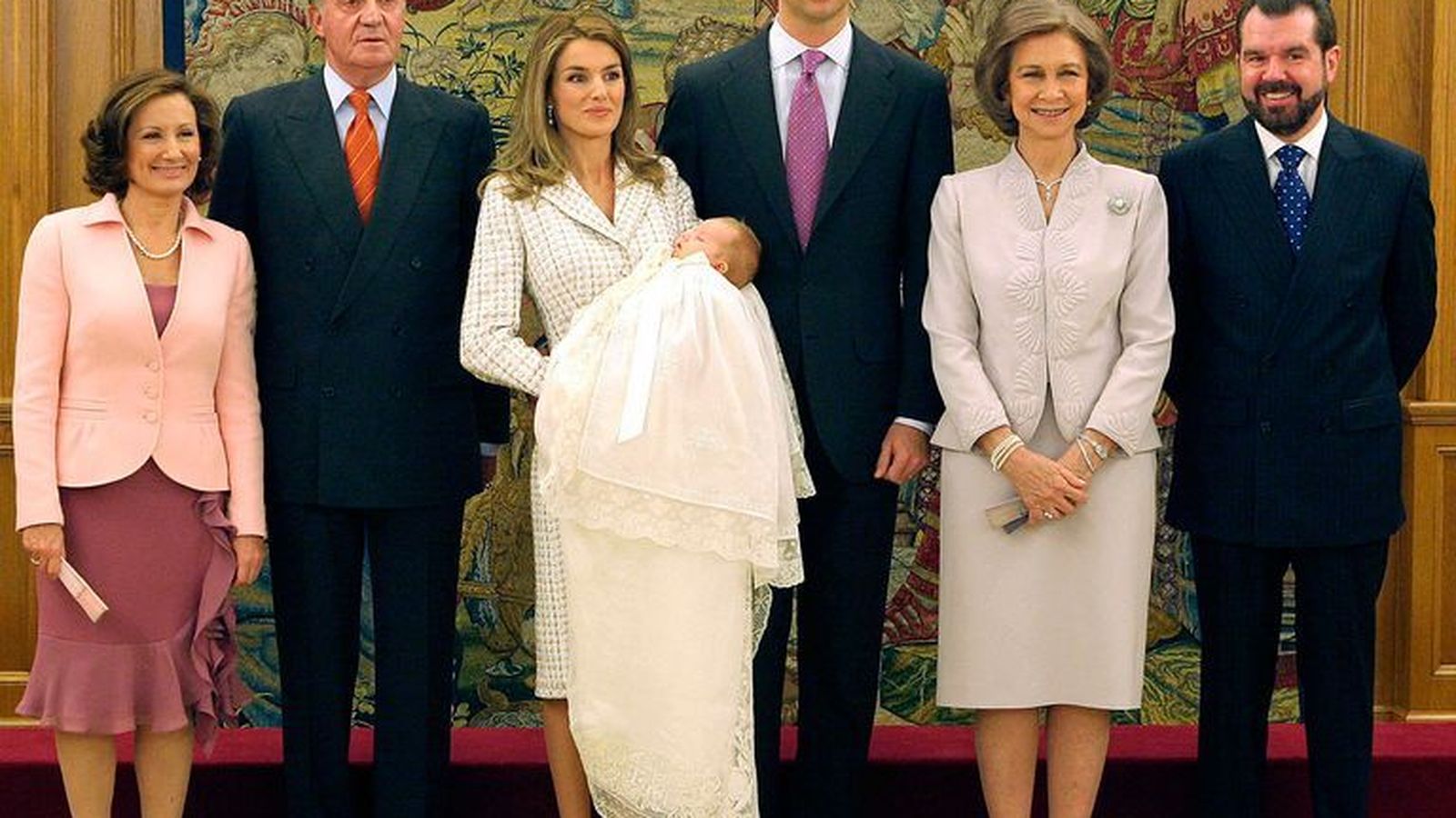 Doña Letizia, con el mismo vestido, en el bautizo de Leonor en enero de 2006.