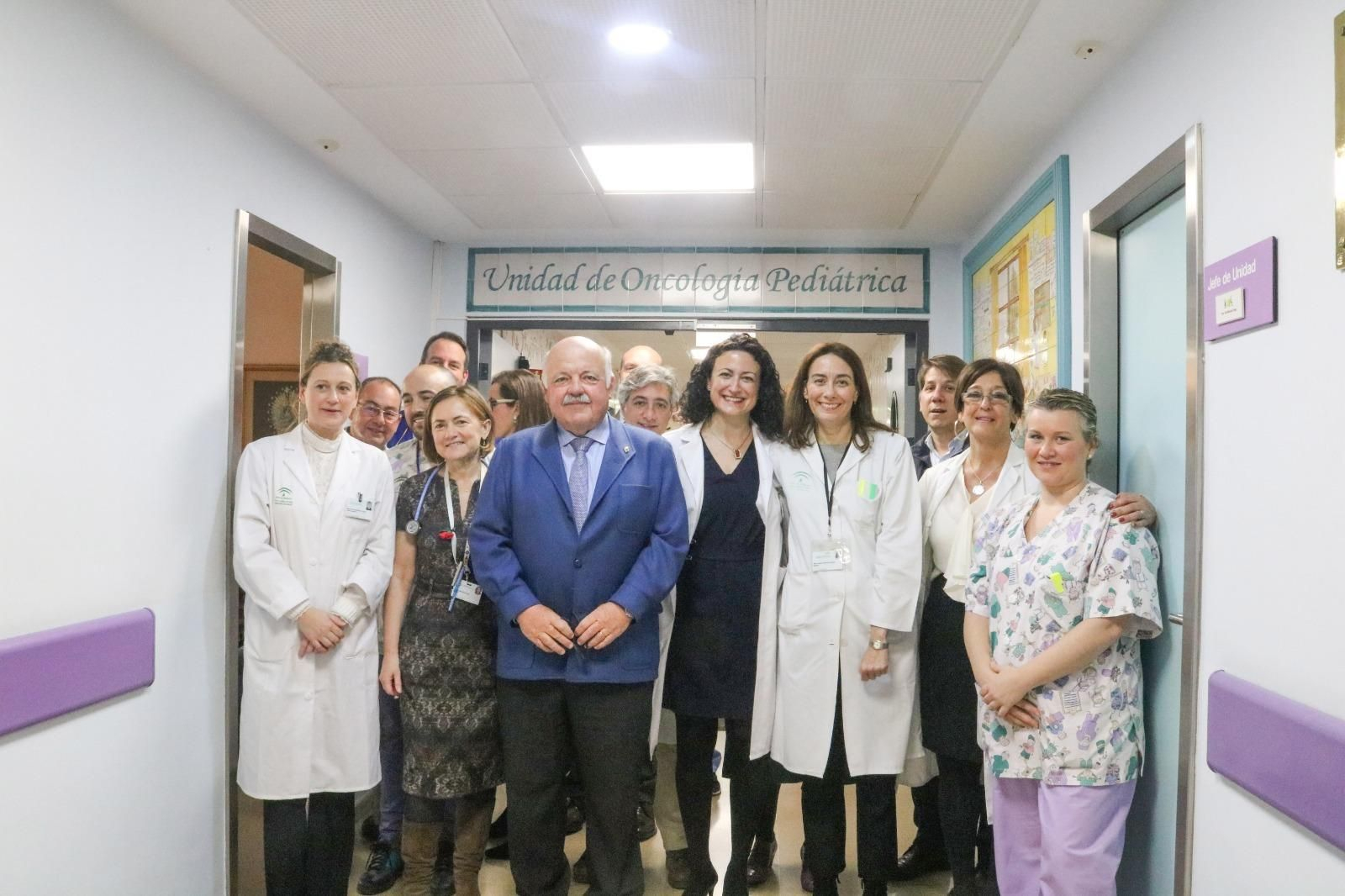 El consejero de Salud, Jesús Aguirre, junto a la gerente Nieves Romero, y responsables hospitalarios, hoy en el Hospital Virgen del Rocío.