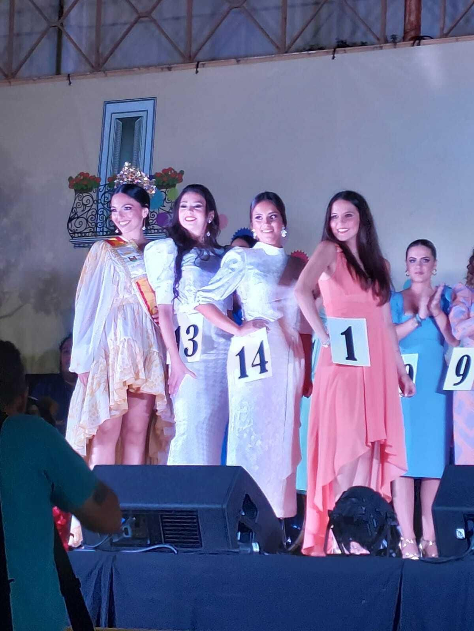 Paula Quirós (14), con la primera y segunda dama y la reina saliente.