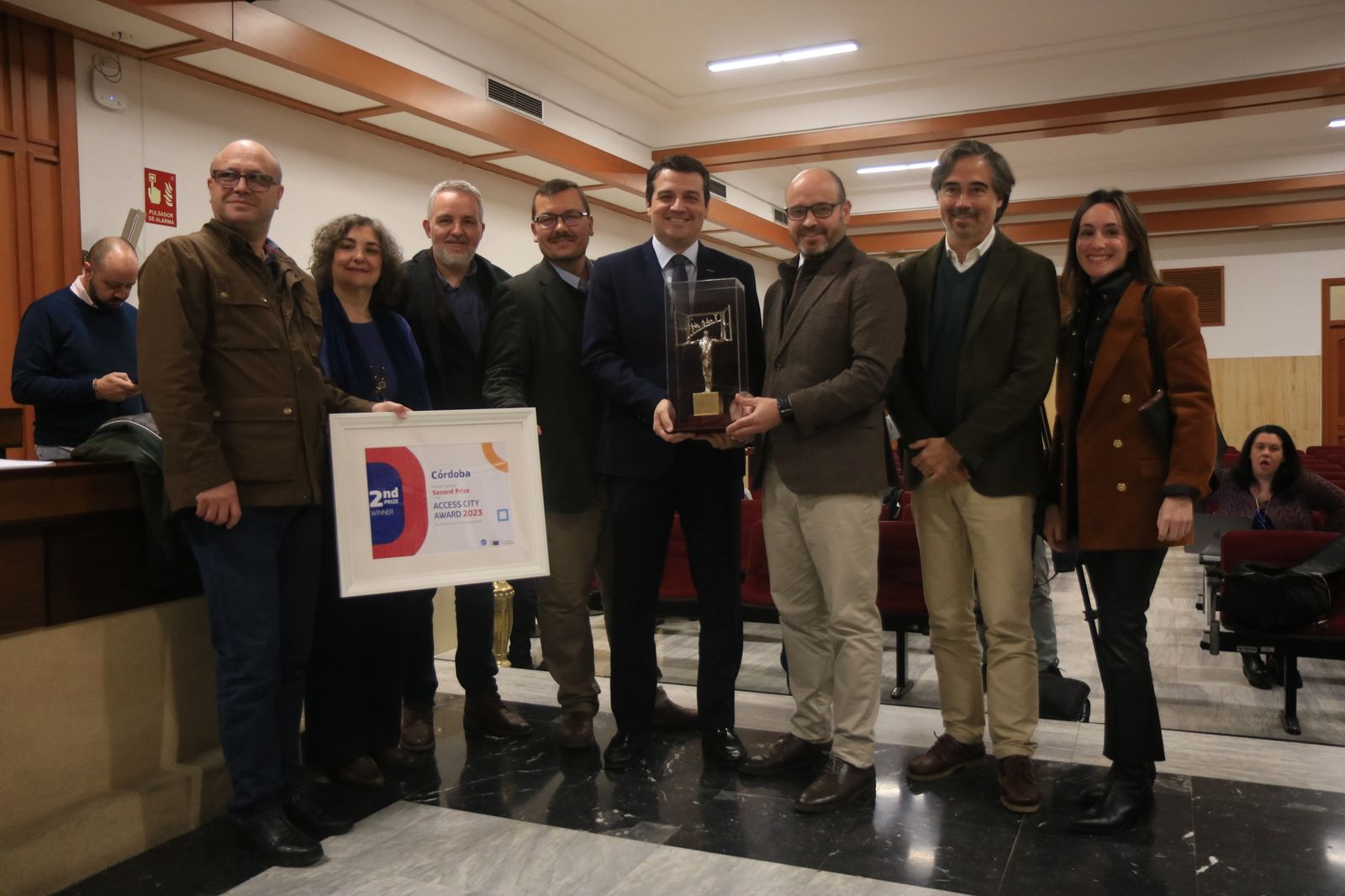 El alcalde y Bernardo Jordano muestran el premio junto al resto de miembros de la Delegación de Inclusión.