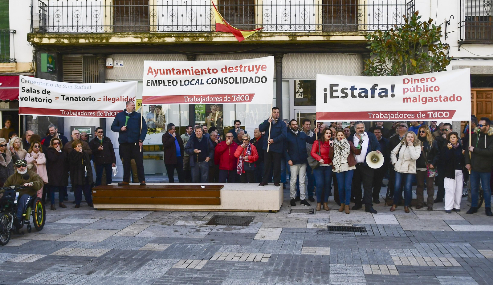 Un momento de la movilización de los empleados de Tanatorios de Córdoba frente al Ayuntamiento.