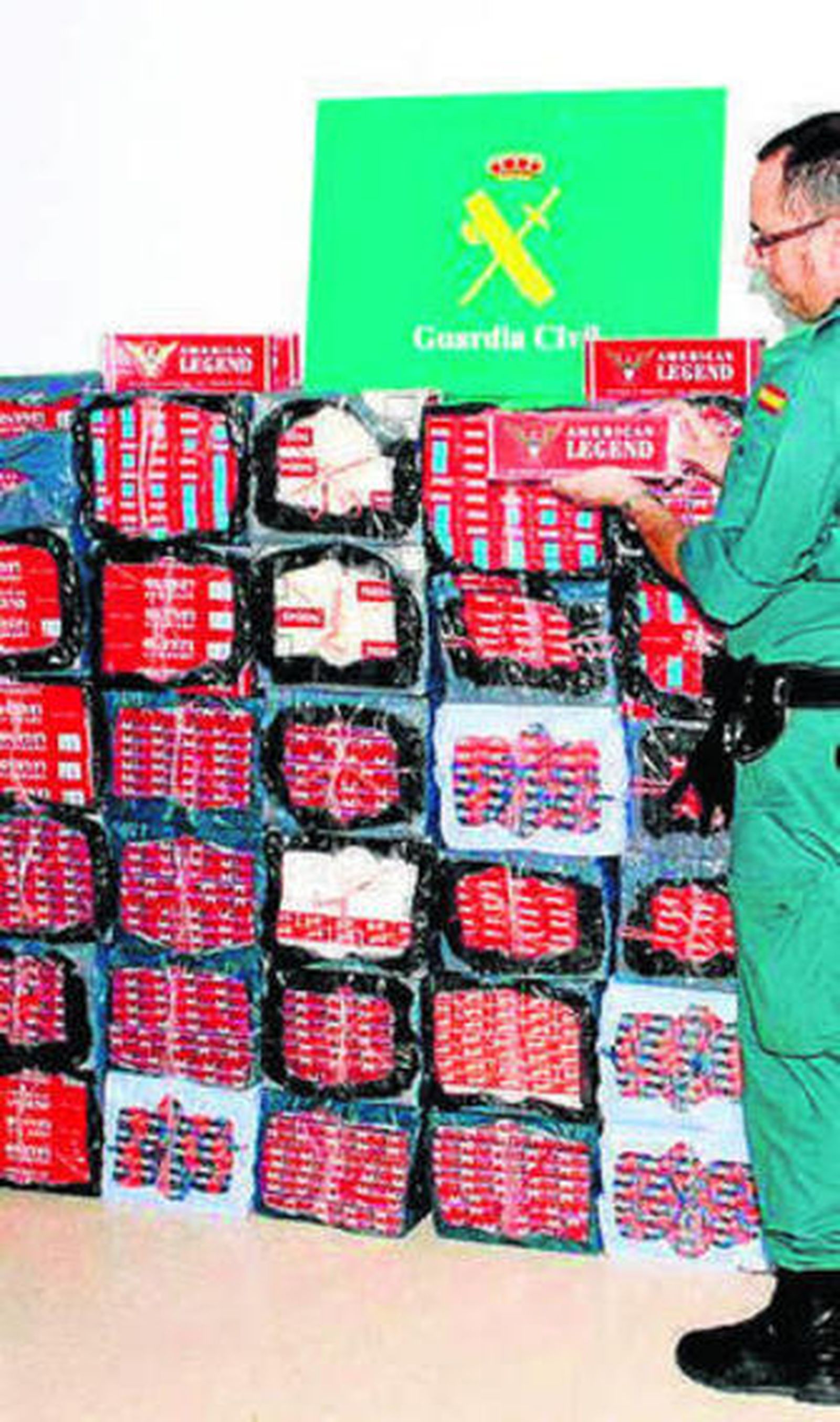 Un guardia, con el tabaco.